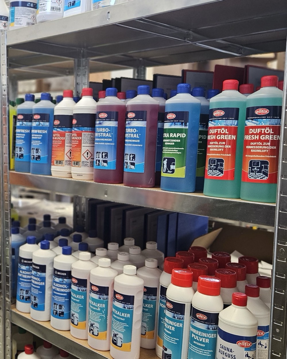 Regały w hurtowni Pintura z profesjonalną chemią gospodarczą EILFIX i BUZIL